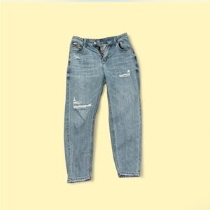 ✨ Light wash distressed denim jeans with a relaxed fit. Size: 26"✨